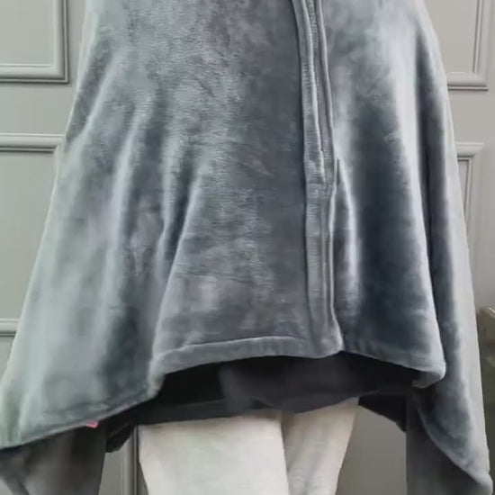 Wärmolo Heizdecke getragen – Poncho-Form mit Innentasche